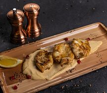 Нежные кальмары на углях с хумусом