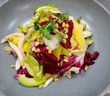 Салат с авокадо, манго и куриным филе