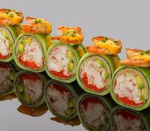 № 43 Ролл сашими с камчатским крабом, тигровой креветкой в огурце