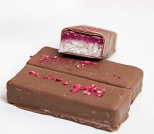 Raw Кокосовый с малиновым джемом