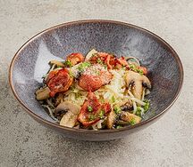 Лапша с грудинкой в соусе песто