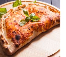 Кальцоне с мясом и томатами