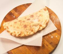 Кальцоне с ветчиной и сыром
