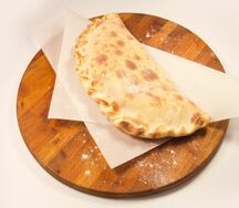 Кальцоне с курицей и сыром