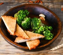 Шницель куриный с брокколи