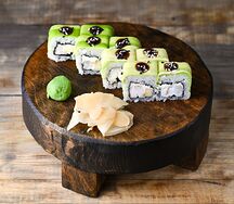 Ролл с авокадо, манго и креветкой