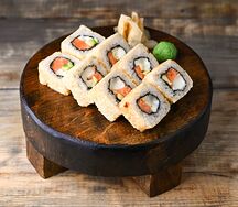 Теплый ролл с лососем