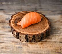 Суши с лососем