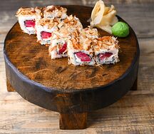 Ролл с тунцом и стружкой бонито