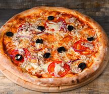 Пицца из дровяной печи с тунцом