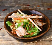 Салат Хьюстон с ореховым соусом