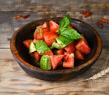 Томат с авокадо и песто