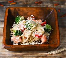 Феттуччине с лососем и брокколи