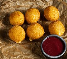 Сырные шарики с брусничным соусом