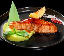 Стейк из лосося с пюре из васаби