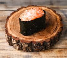 Гункан с лососем