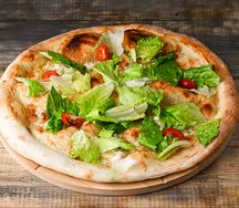 Пицца из дровяной печи Цезарь с курицей