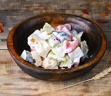 Салат из свежих овощей со сметанкой