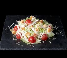 Салат Цезарь с курицей