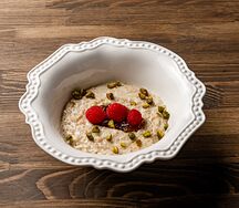 Овсяная каша с вареньем из инжира, с фисташкой и свежей ягодой