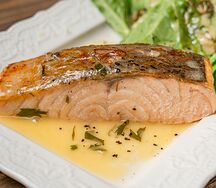 Стейк из лосося под сливочно-икорным соусом с печеными овощами