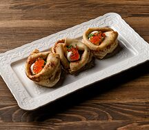 Блины со сливочным сыром и красной икрой