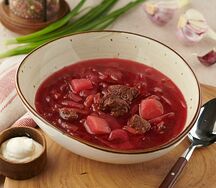Борщ с говядиной и сметаной