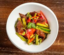 Теплый салат с говядиной