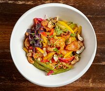 Салат с манго и хрустящей курицей