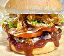 Бургер с беконом и котлетой из телятины