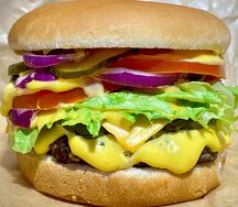 Бургер с нежным сыром и котлетой