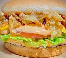 Американский бургер с куриной котлетой и луком фри