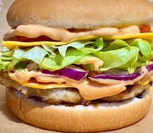 Американский бургер с цыпленком и красным луком