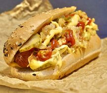 Авторский хот-дог куриной колбаской и чесночным соусом