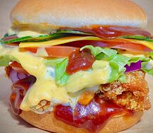 Бургер со стрипсами и горчичным соусом