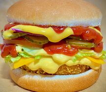 Бургер с куриной котлетой и огурчиком