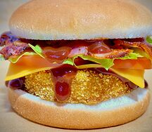 Американский бургер с куриной котлетой и беконом