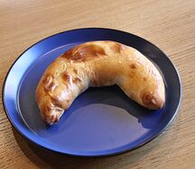 Рогалик с сыром сулугуни и яйцом