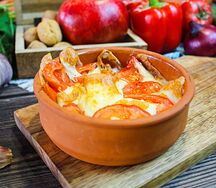 Жареный сулугуни с помидорами