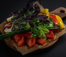 Тарелка свежих овощей с зеленью