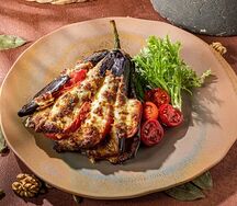 Запечённый баклажан с сыром и томатами