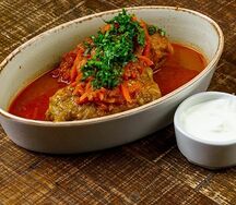 Домашние голубцы в томатно овощном соусе.