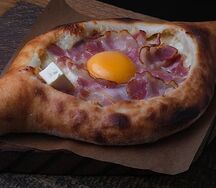 Хачапури по-аджарски с бастурмой