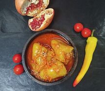 Перец фаршированный в томатном овощном соусе