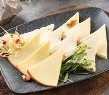 Тарелка фермерских сыров