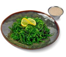 Салат Чука с ореховым соусом