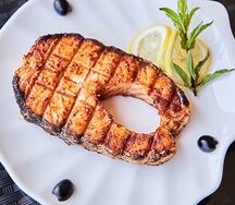 Стейк лосося на углях