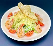 Салат Цезарь с креветками