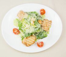 Салат Цезарь с курицей