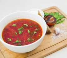 Борщ с мясом и сметаной
